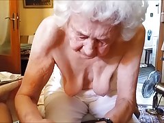 Alte frau massiert schwanz