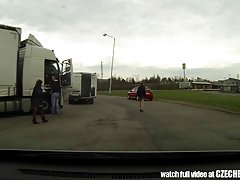 Čekijos milf hooker pakliuvom į automobilį