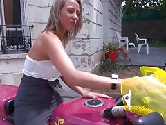 Petite salope moto baisee par 2 mecs!