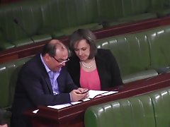 ji paliečia jos šiknius kalbėdami su vyru